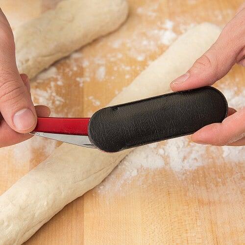 Швейцарський ніж Victorinox Alox Bakers Knife 84 мм, алюміній, червоний (0.7830.11) Швейцарський ніж Victorinox Alox Bakers Knife 84 мм, алюміній, червоний (0.7830.11)