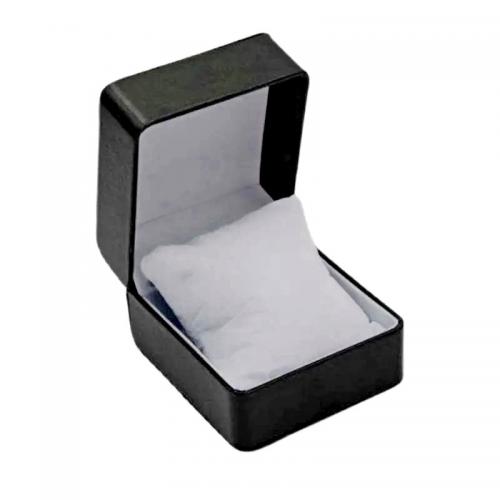 Скринька для наручного годинника Clockhouse PU 10.2x11.2x7.5 см Чорний (IBW918B) Скринька для наручного годинника Clockhouse PU 10.2x11.2x7.5 см Чорний (IBW918B)